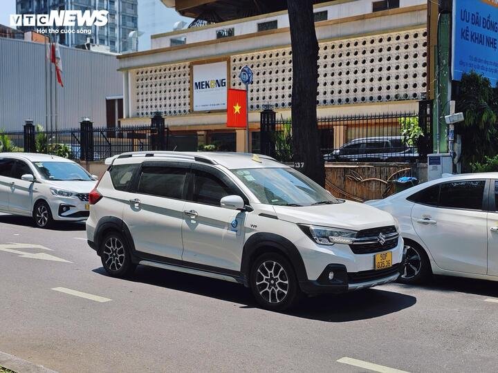 Lái xe êm ái, hạn chế tăng giảm ga đột ngột giúp tiết kiệm xăng khi di chuyển