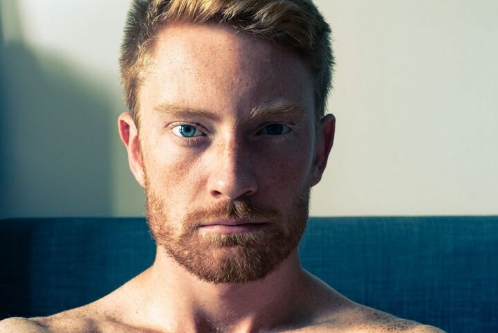 Những người mắt xanh thu hút bạn tình nên dễ dàng duy trì nòi giống. (Ảnh: EyeWeb)