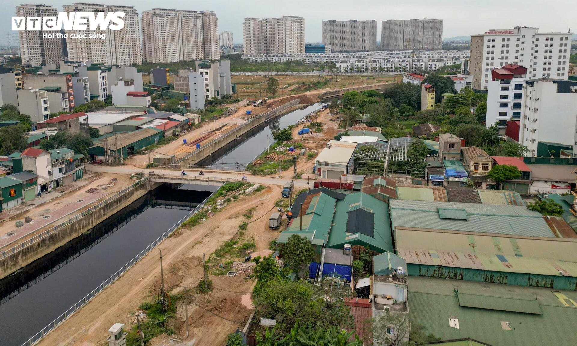 Rác thải bóp nghẹt 5km kênh ở Hà Nội, nước đen hôi nồng nặc - 1