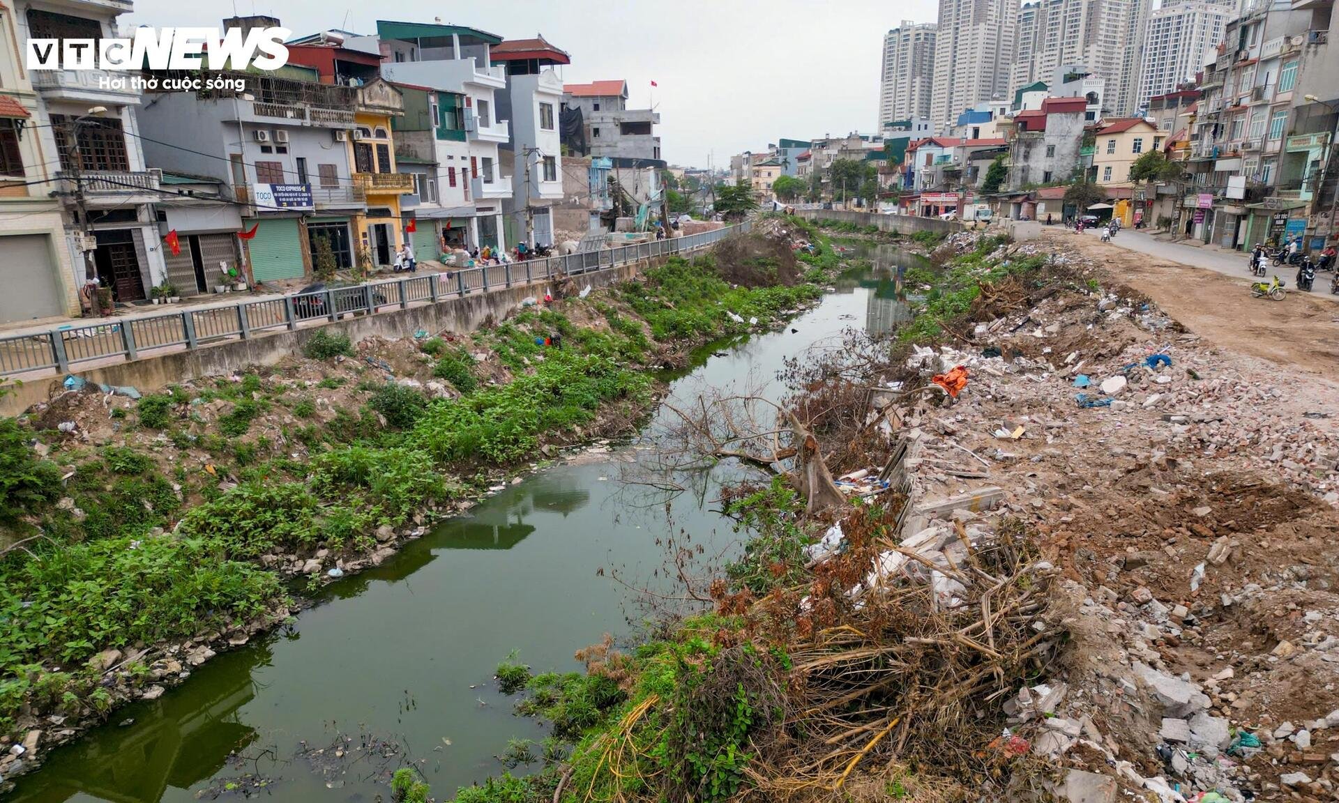 Rác thải bóp nghẹt 5km kênh ở Hà Nội, nước đen hôi nồng nặc - 2