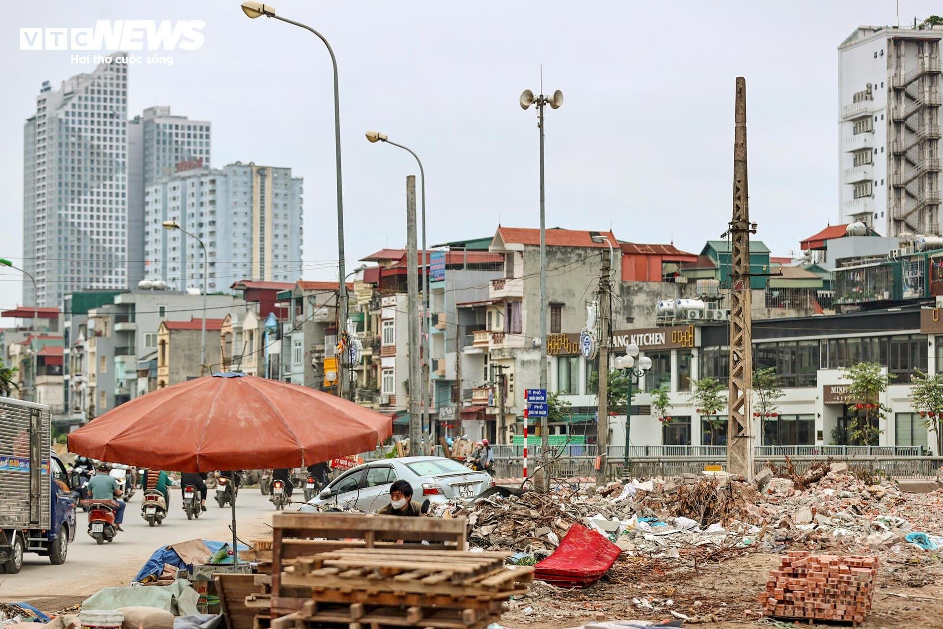 Rác thải bóp nghẹt 5km kênh ở Hà Nội, nước đen hôi nồng nặc - 3