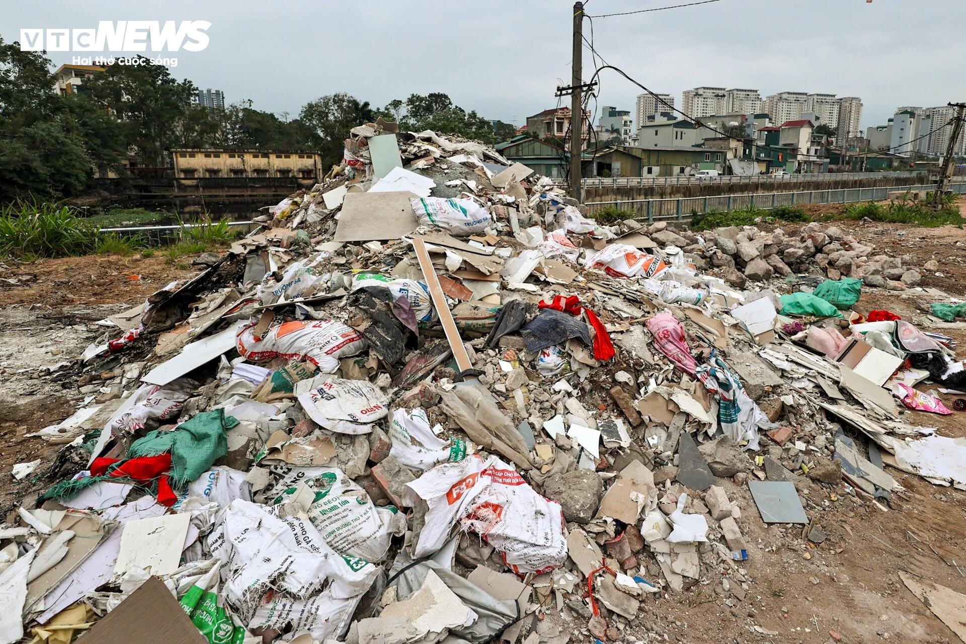 Rác thải bóp nghẹt 5km kênh ở Hà Nội, nước đen hôi nồng nặc - 5