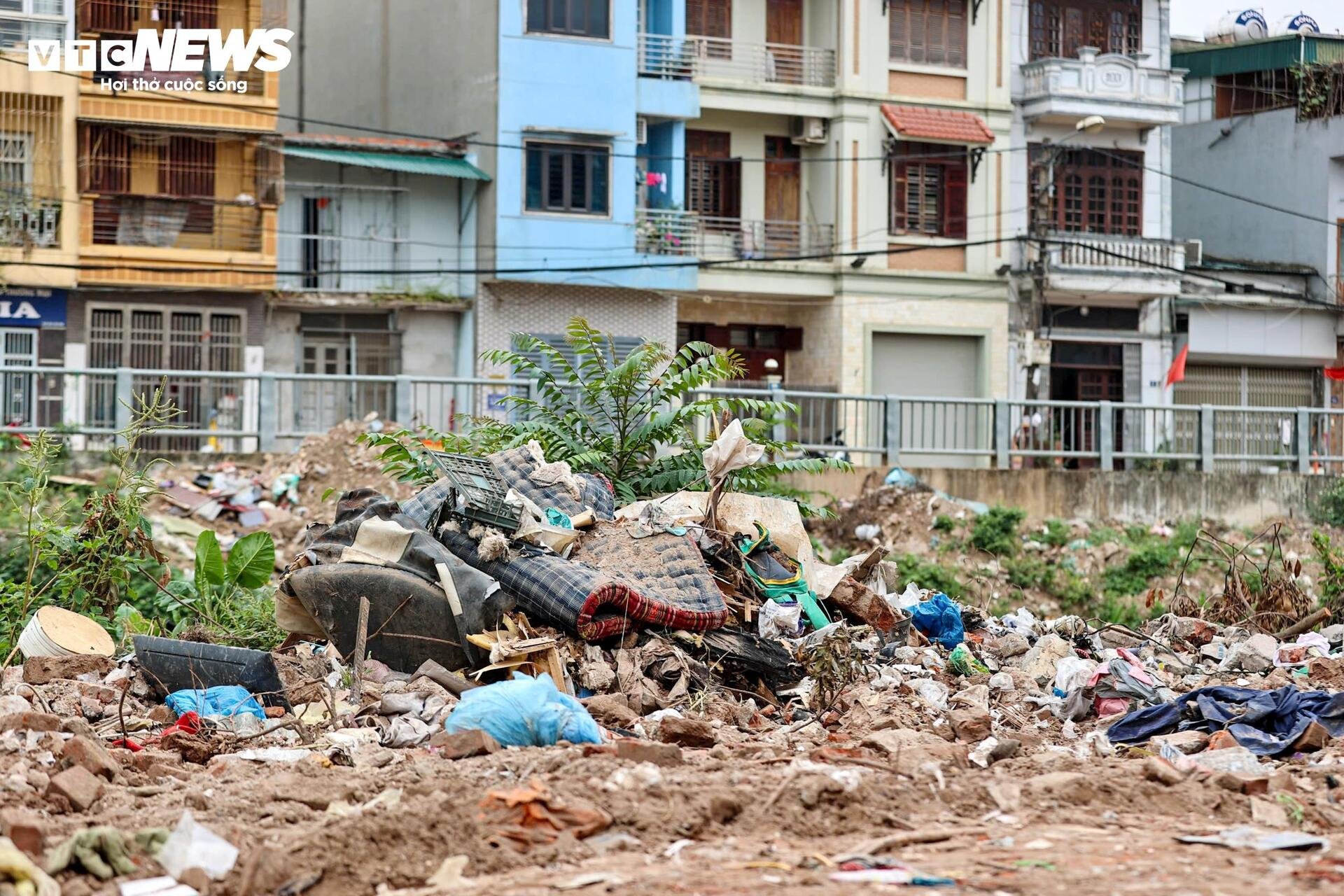 Rác thải bóp nghẹt 5km kênh ở Hà Nội, nước đen hôi nồng nặc - 6