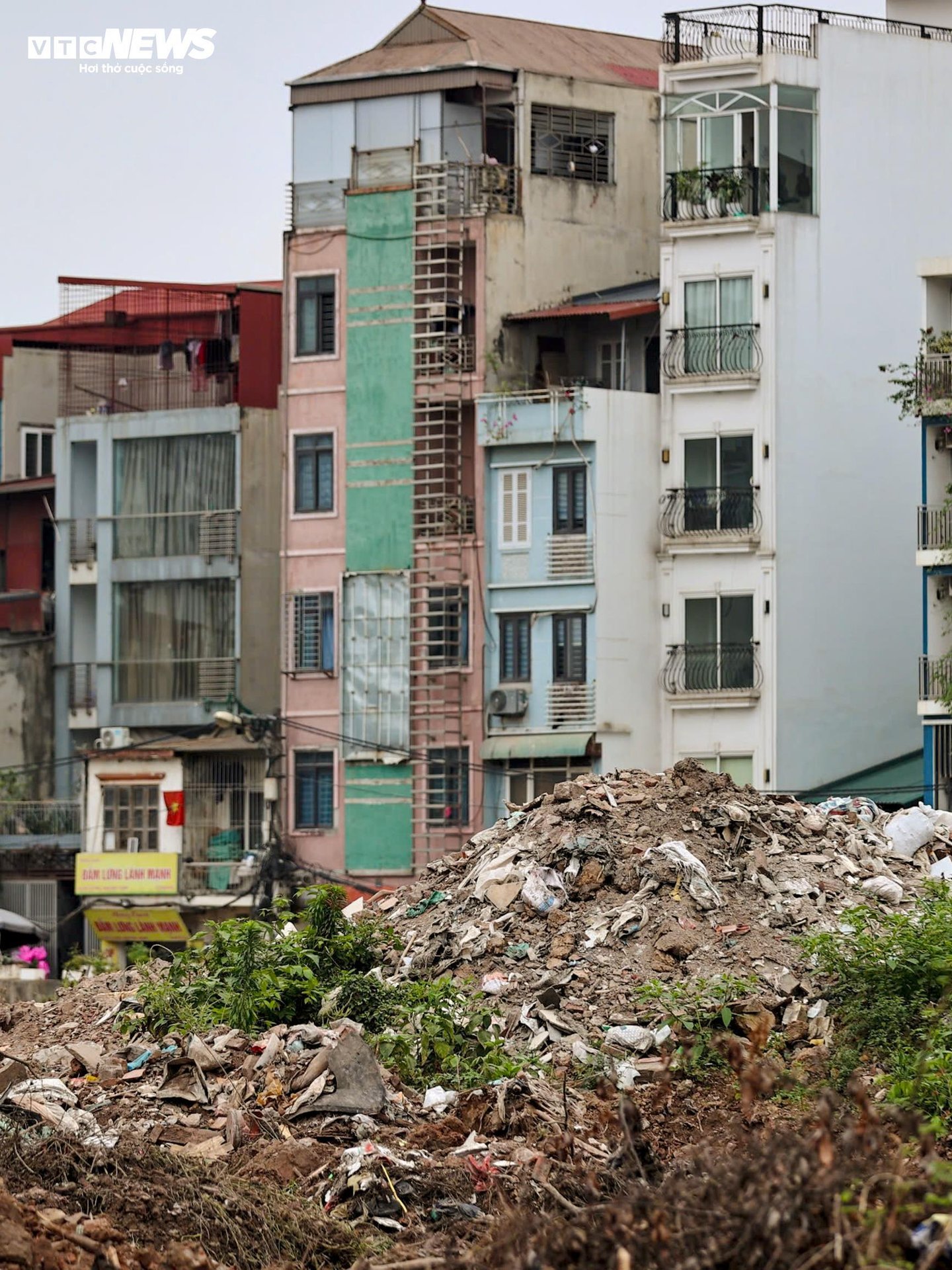 Rác thải bóp nghẹt 5km kênh ở Hà Nội, nước đen hôi nồng nặc - 8