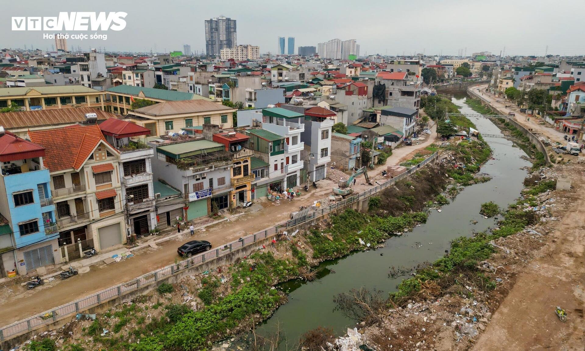 Rác thải bóp nghẹt 5km kênh ở Hà Nội, nước đen hôi nồng nặc - 12