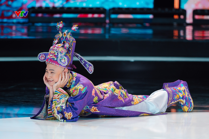 Trở lại sân khấu trong trang phục Táo quân, nhiều nghệ sĩ không giấu được xúc động.