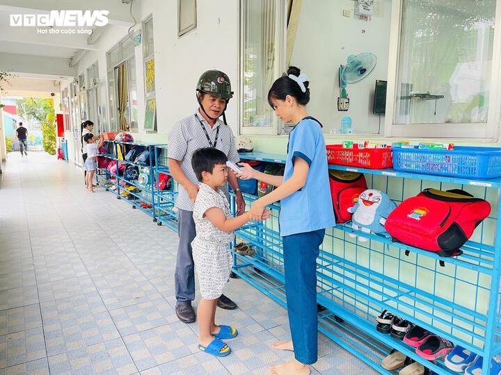 Trường Mầm non Mặt trời nhỏ kiểm tra thân nhiệt trẻ trước khi vào lớp.