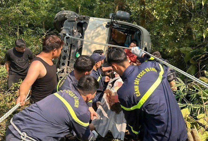 Lực lượng chức năng tổ chức cứu nạn, đưa nạn nhân bị thương ra ngoài.