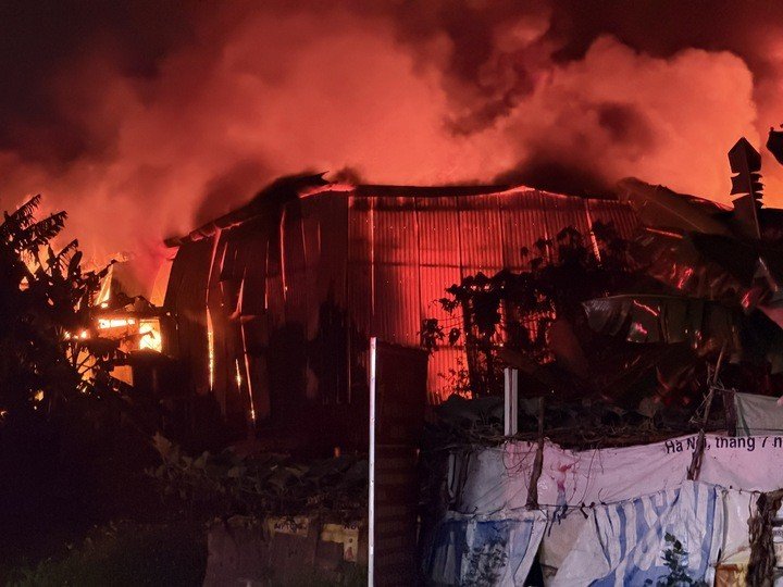 Ngọn lửa bùng phát nhanh, bao trùm cả khu khiến nhiều người hoảng sợ.