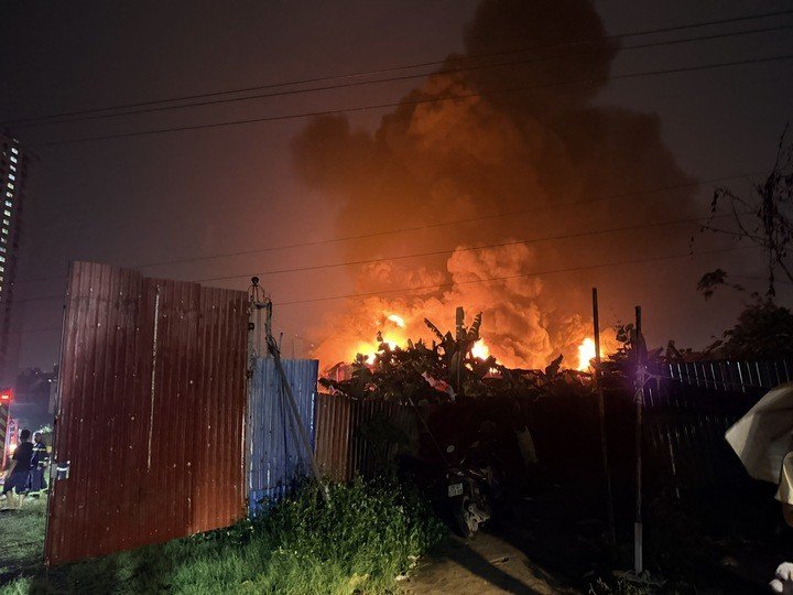 Một người thuê trọ gần khu vực cho biết, vào thời điểm xảy ra sự việc, chị cảm thấy nhiệt độ tăng bất thường kèm theo mùi khét nên đã hô hoán mọi người nhanh chóng chạy ra ngoài. Khi ra tới nơi, chị phát hiện một xưởng gỗ đang cháy dữ dội.