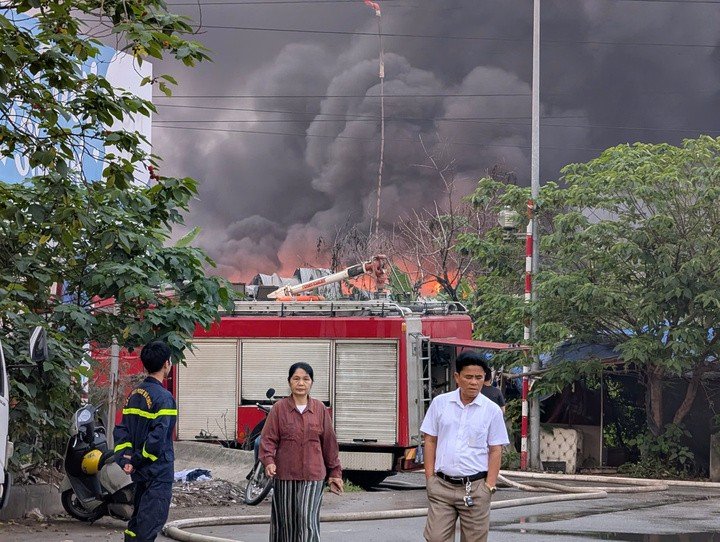 Đến sáng nay, lực lượng chức năng vẫn đang nỗ lực dập tắt đám cháy.