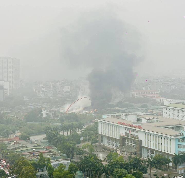 Kho xưởng ở Hà Nội bốc cháy dữ dội lúc rạng sáng - 8