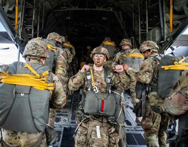 Lính dù thuộc Sư đoàn Dù 82 chuẩn bị thực hiện nhảy dù theo dây tĩnh tại căn cứ Fort Bragg năm 2022. (Ảnh: Trung sĩ Jillian Hix/Lục quân Mỹ)