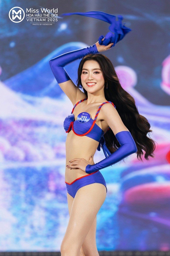 Sinh năm 2003 tại Hà Nội, Phan Phương Oanh cao 1m72 với số đo ba vòng lần lượt là 83-64-93 cm.