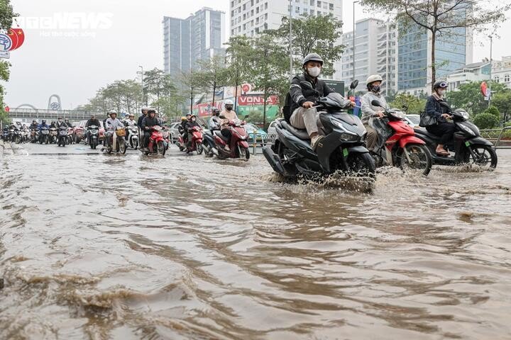 Theo ghi nhận của phóng viên Báo điện tử VTC News, tại lối xuống cầu Nhật Tân theo hướng Võ Chí Công, một đoạn đường bị ngập úng với mực nước khoảng 20-30 cm, khiến việc di chuyển của xe máy gặp khó khăn.