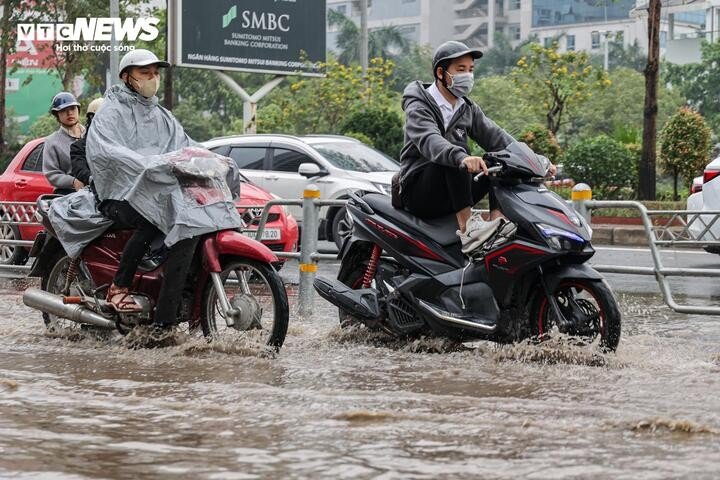 Anh Vũ Huy Đức (phường Tây Hồ) cho biết, mưa lớn khiến tuyến Võ Chí Công ngập nặng, song nhờ công nhân thoát nước kịp thời xử lý nên nước rút nhanh.