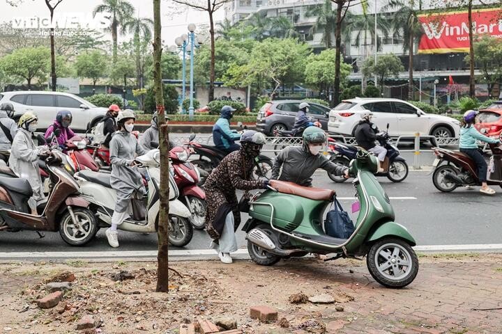 Hà Nội hứng mưa đá, ngập úng, tắc đường sáng đầu tuần - 6