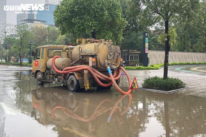 Xe chuyên dụng được huy động, cùng lực lượng công nhân thoát nước túc trực xử lý các điểm ngập úng trên tuyến đường Võ Chí Công.