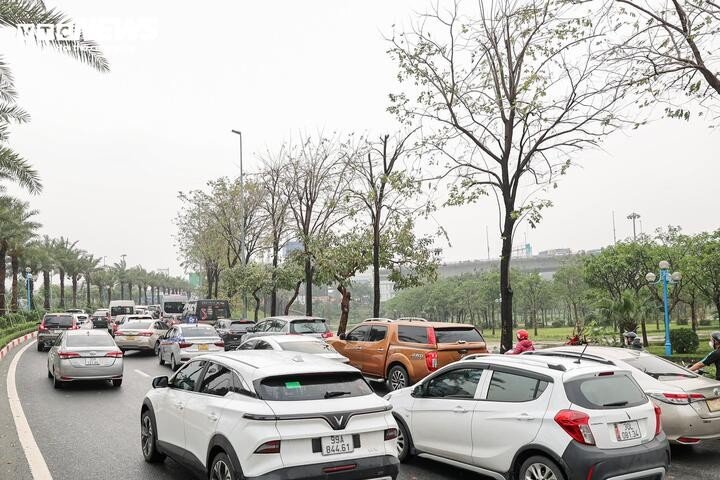 Hà Nội hứng mưa đá, ngập úng, tắc đường sáng đầu tuần - 8