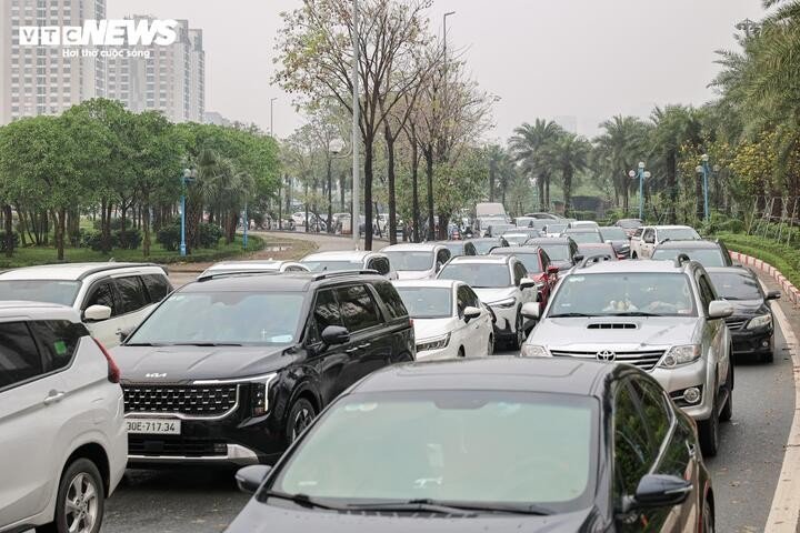 Hà Nội hứng mưa đá, ngập úng, tắc đường sáng đầu tuần - 9