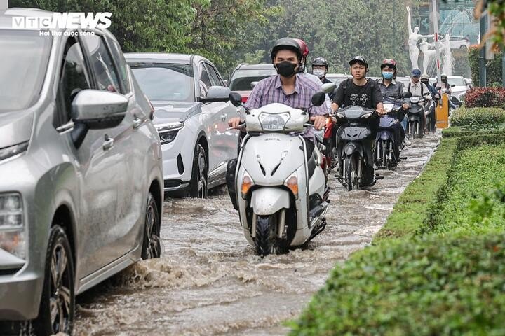 Hà Nội hứng mưa đá, ngập úng, tắc đường sáng đầu tuần - 12