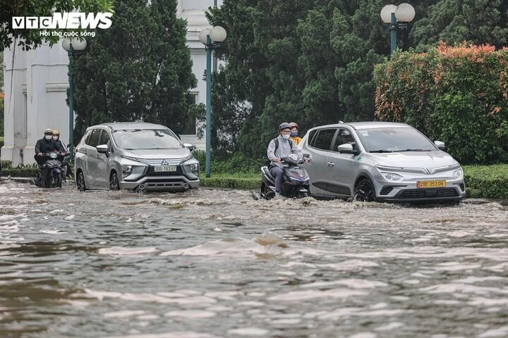 Hà Nội hứng mưa đá, ngập úng, tắc đường sáng đầu tuần - 13