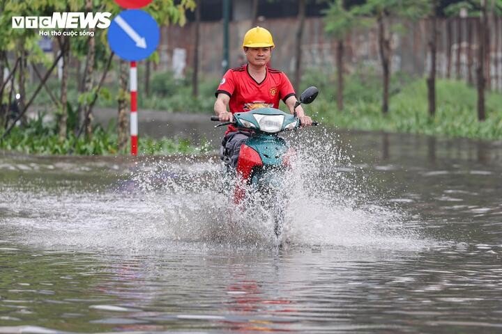 Sáng nay, mực nước ngập tại khu vực này dao động 30-40 cm.