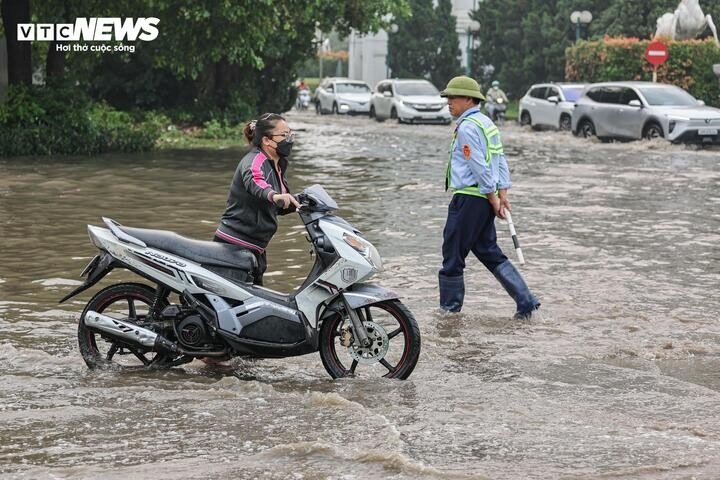 Hà Nội hứng mưa đá, ngập úng, tắc đường sáng đầu tuần - 16