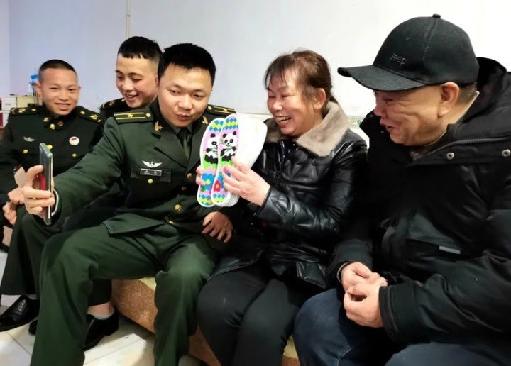 Những người lính này coi bà Trương như mẹ.