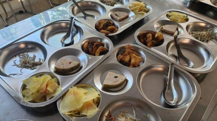 Sở GD&ĐT Hà Nội yêu cầu rà soát đầu mối cung cấp thực phẩm cho bữa ăn bán trú. (Ảnh minh họa)