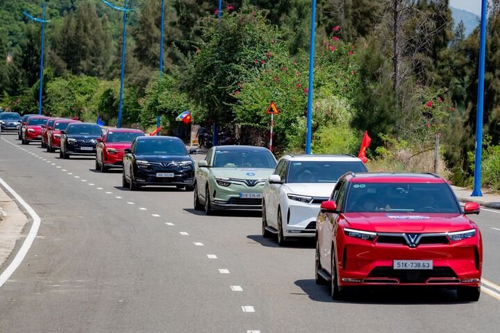 Vingroup gia hạn chương trình hỗ trợ khách hàng chuyển đổi sang xe điện tới 30/4 - 1