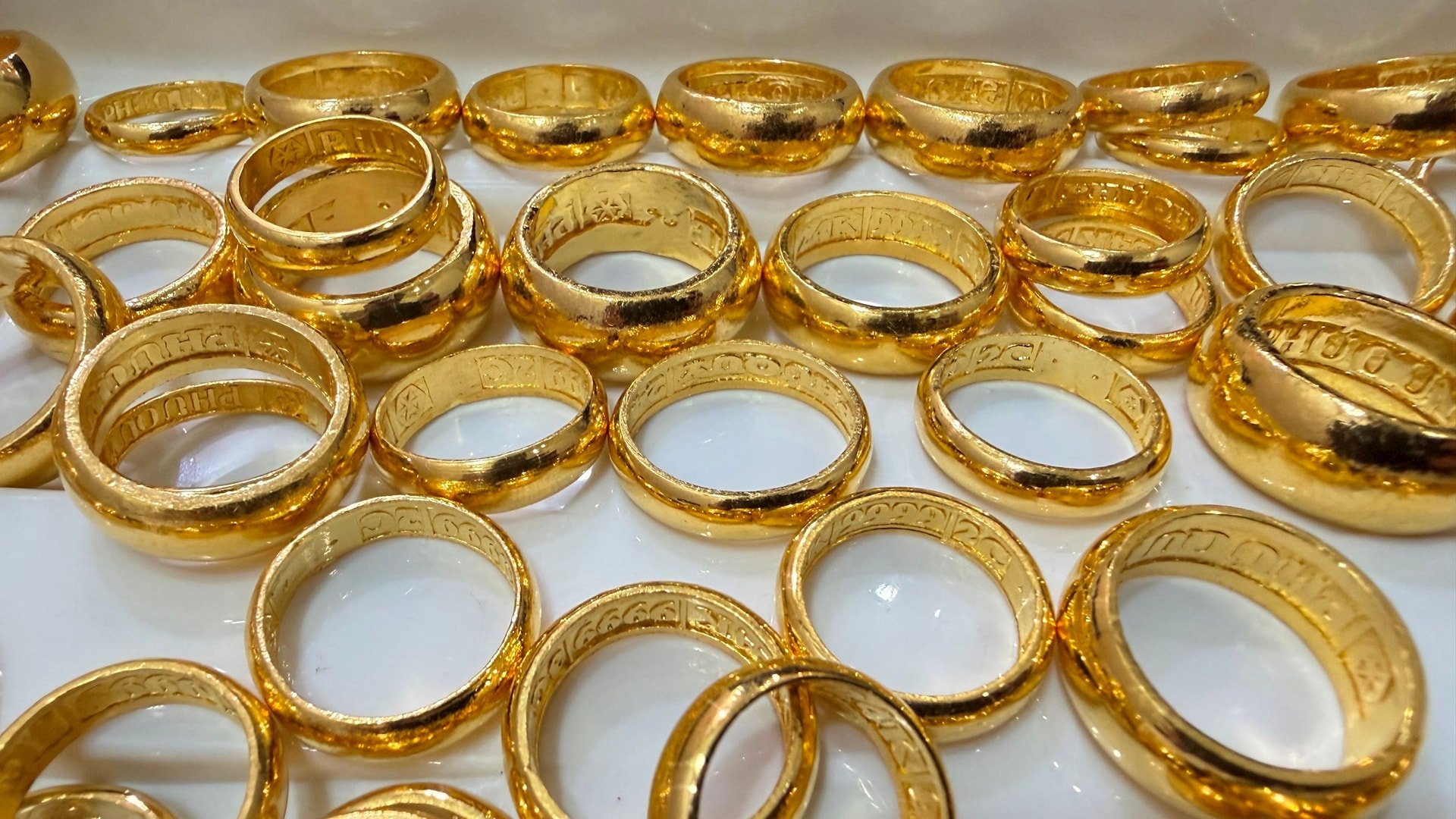 01-1775018836-gia-vang-hom-nay-14-tang-dung-dung-thiet-lap-dinh-cao-nhat-tuan-qua-bac-nong-bong-tay