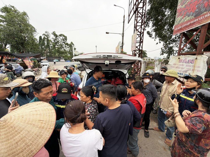 Lực lượng cứu hộ dừng việc tìm kiếm, thu dọn đồ đạc để trở về.