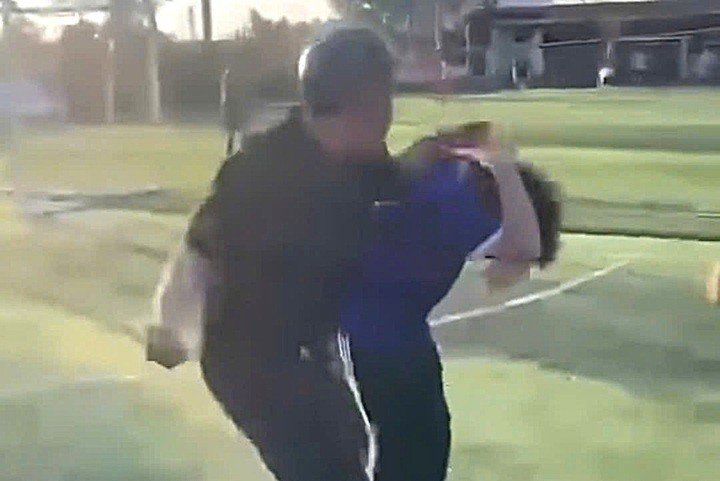 Nam sinh Đ.T.K (lớp 9) bị bạn học đánh tới tấp tại sân bóng