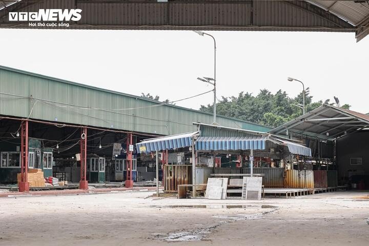 Cơ quan chức năng cáo buộc các đối tượng móc nối với một số cán bộ kiểm dịch để bỏ qua quy trình, đưa lợn bệnh, thậm chí lợn chết vào giết mổ. Từ đầu 2026 đến nay, đường dây đã tiêu thụ khoảng 3.600 con lợn nhiễm bệnh gần 300 tấn thịt, phân phối ra chợ đầu mối, chợ dân sinh và bán cho Công ty TNHH thực phẩm Cường Phát, đơn vị tiếp tục cung cấp cho một số trường học ở Hà Nội.