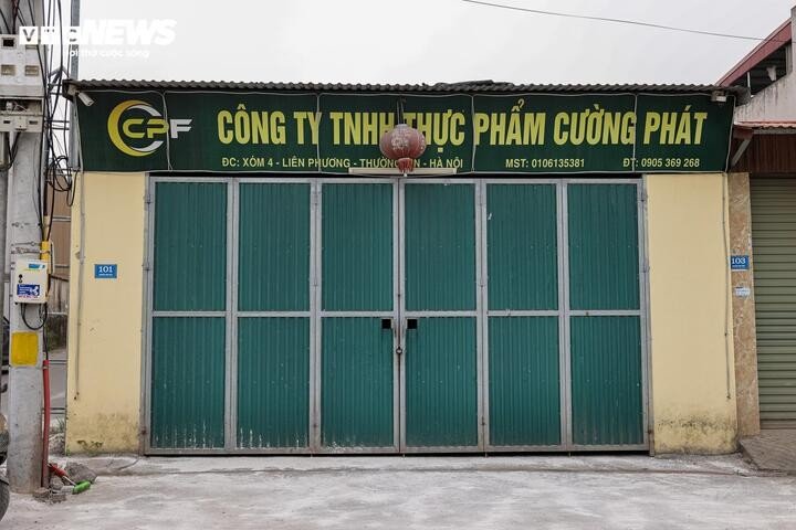 Chiều cùng ngày 1/4, phóng viên Báo điện tử VTC News tiếp tục có mặt tại Công ty TNHH Thực phẩm Cường Phát (xóm 4, xã Hồng Vân, Hà Nội). Đây được xác định là cơ sở chế biến thịt lợn nhiễm bệnh, sau đó cung cấp thực phẩm cho một số trường học trên địa bàn thành phố Hà Nội.