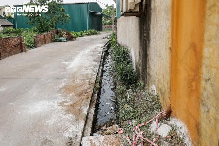 Phía sau cơ sở chế biến là một rãnh thoát nước đen đục, bốc mùi hôi thối, trong đó có hai đường ống dẫn thải nối trực tiếp từ khu vực sản xuất.