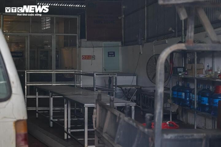 Cơ quan Cảnh sát điều tra Công an TP Hà Nội đã khởi tố 8 bị can liên quan đến đường dây này, trong đó có giám đốc doanh nghiệp cùng một số cán bộ thuộc hệ thống kiểm dịch, thú y. Các đối tượng bị điều tra về nhiều hành vi, bao gồm vi phạm quy định về an toàn thực phẩm, lạm dụng chức vụ, quyền hạn và giả mạo trong công tác.