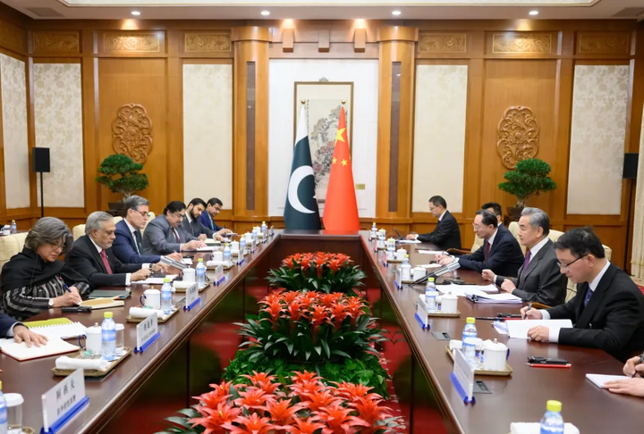 Bộ trưởng Ngoại giao Trung Quốc Vương Nghị trong cuộc đối thoại chiến lược với Bộ trưởng Ngoại giao Pakistan Ishaq Dar vào tháng 1 tại Bắc Kinh. (Ảnh: Tân Hoa xã)