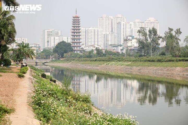 Theo ghi nhận của PV Báo Điện tử VTC News, đoạn sông Tô Lịch từ khu vực đường Hoàng Quốc Việt đến đập dâng cầu Quang đã có sự cải thiện rõ rệt, nước chuyển màu xanh, mùi hôi giảm đáng kể.