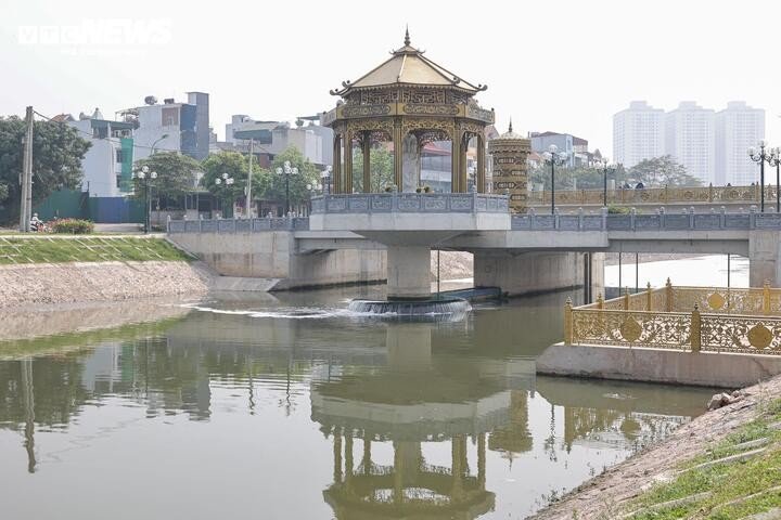 Khác với trước đây, khi thời tiết nắng nóng, nước sông Tô Lịch thường đen, đục và bốc mùi hôi thối, hiện nay dòng sông đã trong xanh hơn, không còn mùi khó chịu.