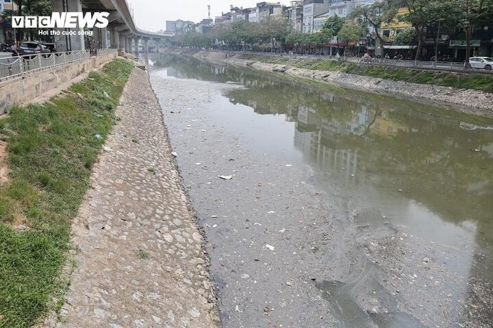Tuy nhiên, đoạn sông từ khu vực Ngã Tư Sở đến điểm cuối trên đường Hoàng Quốc Việt vẫn xuất hiện tình trạng nước chuyển sang màu đen, nổi váng đục và phát sinh mùi hôi thối.
