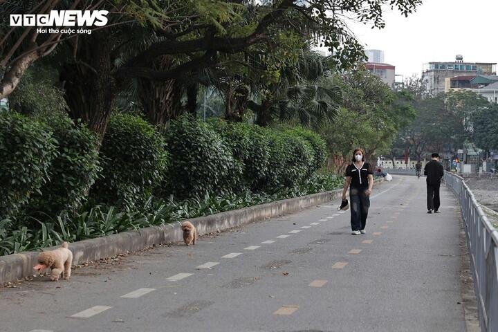 “Cách đây gần một tuần, nước sông còn khá trong, không có mùi hôi. Nhưng hiện nay đã chuyển sang đục và bắt đầu bốc mùi khó chịu trở lại”, chị Hoàng Khánh Linh (phường Cầu Giấy) cho biết, đồng thời bày tỏ mong muốn sông Tô Lịch sớm được cải thiện bền vững để người dân có không gian xanh, sạch dọc hai bên bờ.