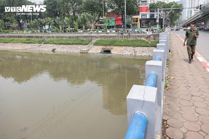 “Những ngày trước, dòng sông còn khá xanh, sạch. Tuy nhiên, vẫn có nhiều cống xả thải trực tiếp ra sông, có thời điểm nước thải đổ xuống khiến cả một đoạn sông trắng xóa”, anh Nguyễn Văn Đức (phường Đống Đa) cho biết.