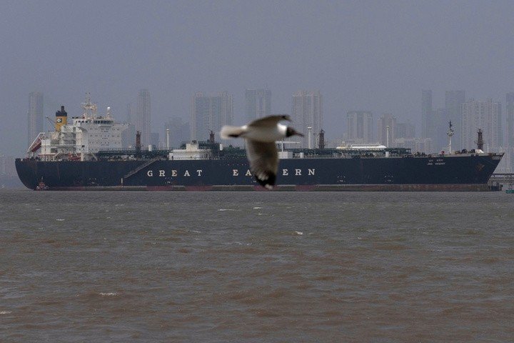 Tàu chở khí hóa lỏng mang cờ Ấn Độ tại cảng Mumbai ở Mumbai. (Ảnh: AP)