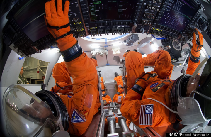 Phi hành đoàn Artemis 2 trong khoang điều khiển Orion. (Nguồn: NASA)
