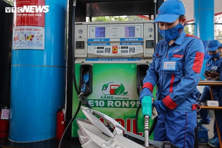 Một nhân viên ở đây cho biết, thời gian đầu khi xăng E10 được bán, không ít người còn băn khoăn, lo ngại về ảnh hưởng đối với động cơ. Tuy nhiên, gần đây rất nhiều khách hàng đã chuyển sang sử dụng loại xăng này.