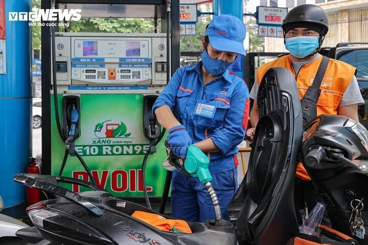 Anh Hoàng, tài xế công nghệ, chia sẻ, anh ủng hộ chính sách chuyển đổi sớm sang xăng sinh học của Chính phủ, không chỉ nhằm bảo vệ môi trường mà còn nhằm giảm bớt áp lực nguồn cung xăng khoáng trong bối cảnh chiến sự thế giới còn nhiều biến động.