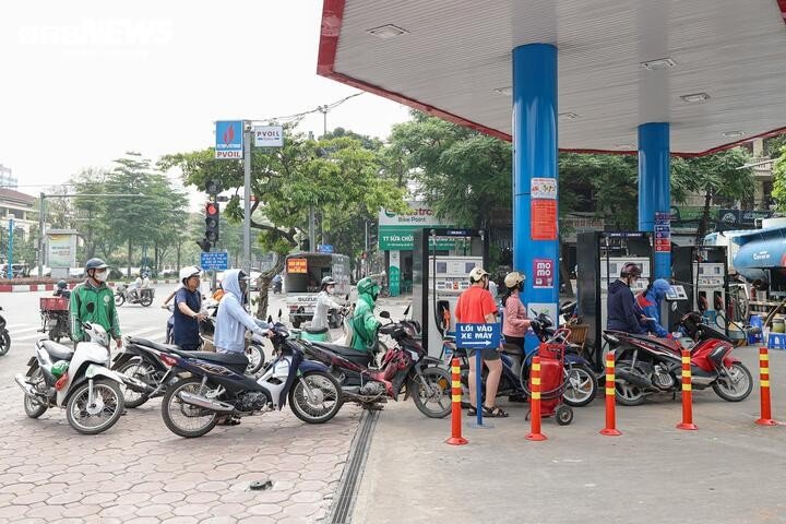 Tại cửa hàng xăng dầu PVOIL Nghĩa Tân trên đường Hoàng Quốc Việt (phường Nghĩa Đô), lượng khách đổ xăng E10 cũng khá đông, từ xe máy đến ô tô.