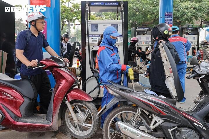 Một khách hàng khi được hỏi cho biết, sau khi tìm hiểu thông tin về xăng E10 qua báo chí, anh nhận thấy mức giá phù hợp, không ảnh hưởng đến phương tiện và nằm trong lộ trình chuyển đổi của Nhà nước nên sẵn sàng sử dụng. Theo anh, việc chuyển sang xăng E10 không chỉ giúp tiết kiệm chi phí mà còn góp phần bảo vệ môi trường và sức khỏe, nhất là khi anh thường xuyên di chuyển ngoài đường.